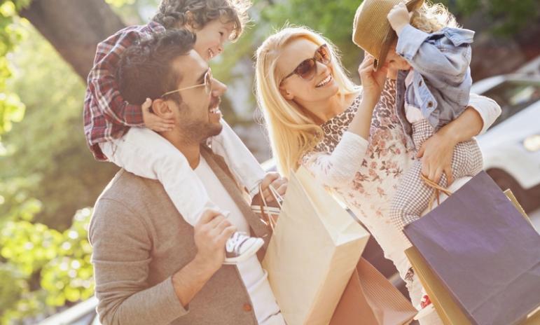 Familia disfrutando de sus compras