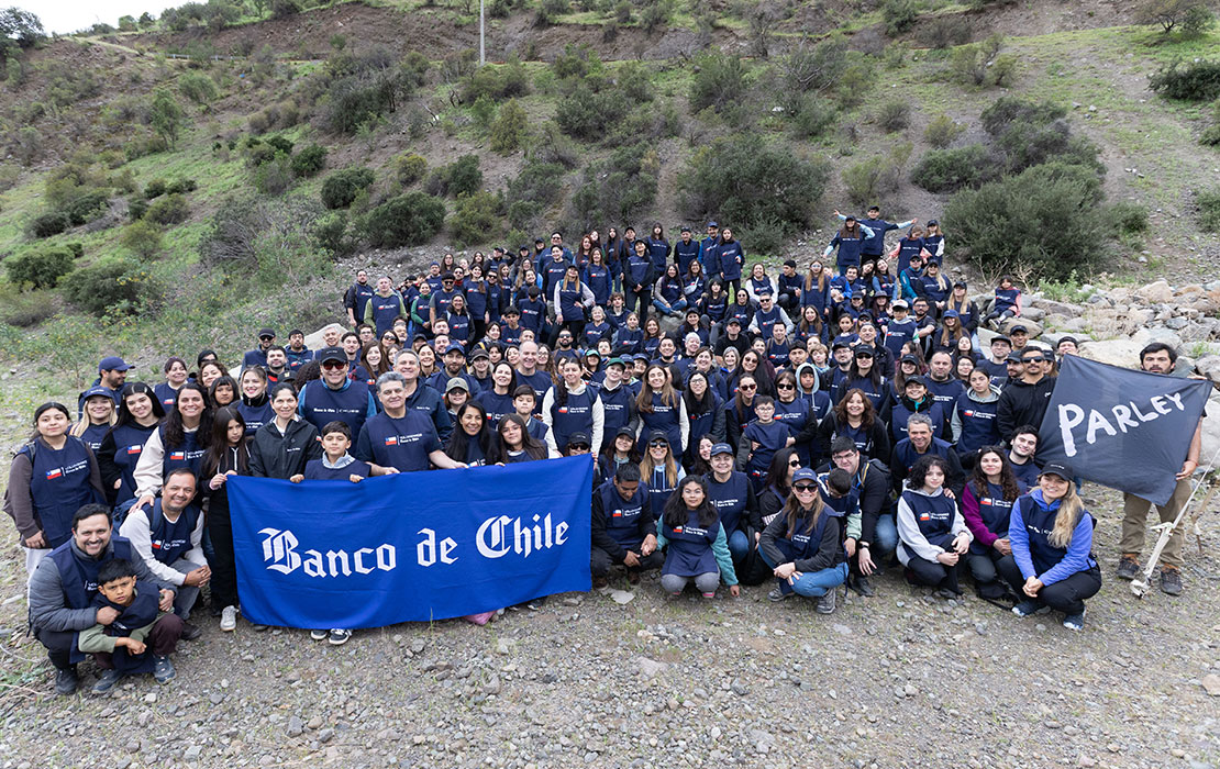 Voluntarios de la Cuadrilla Azul de Banco de Chile retiran toneladas de residuos desde espacios naturales en Colina y Talagante 